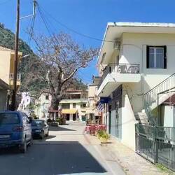 ..das ist der kleine Ort Mystras unten im Tal