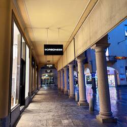 Die Bögen von Lugano bieten Schutz.