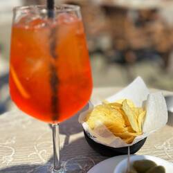 1. Aperol mit Oliven und Chips