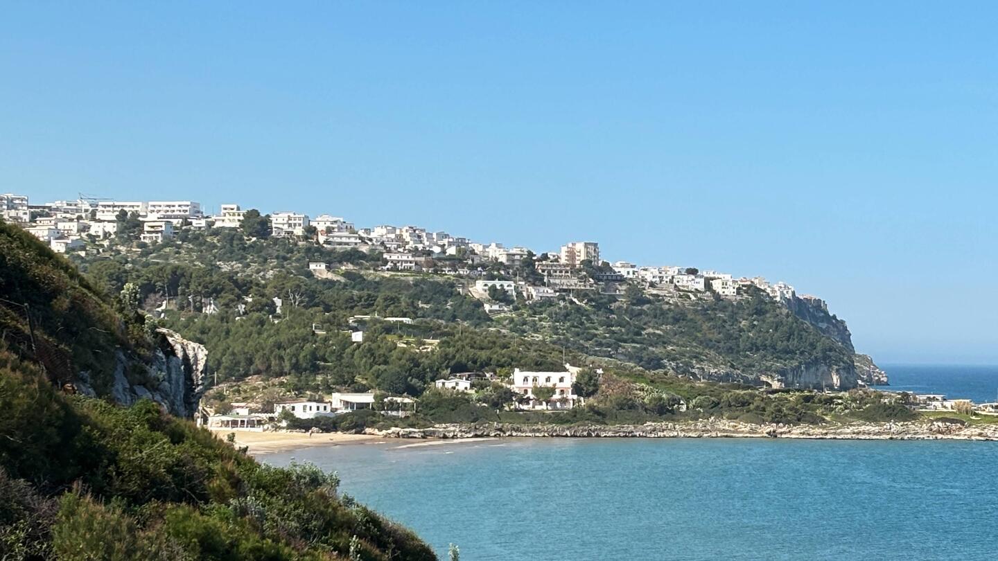 Blitzblau und klarer Blick auf Peschici