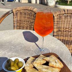 2. Aperol mit Crostini und Chips. Geht doch 😂