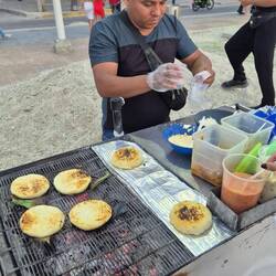 Arepas - mit Fleisch oder Käse gefüllte Maisfladen