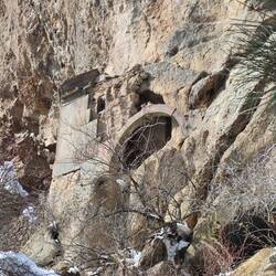 Kloster in einer Höhle, nicht zu besichtigen.
