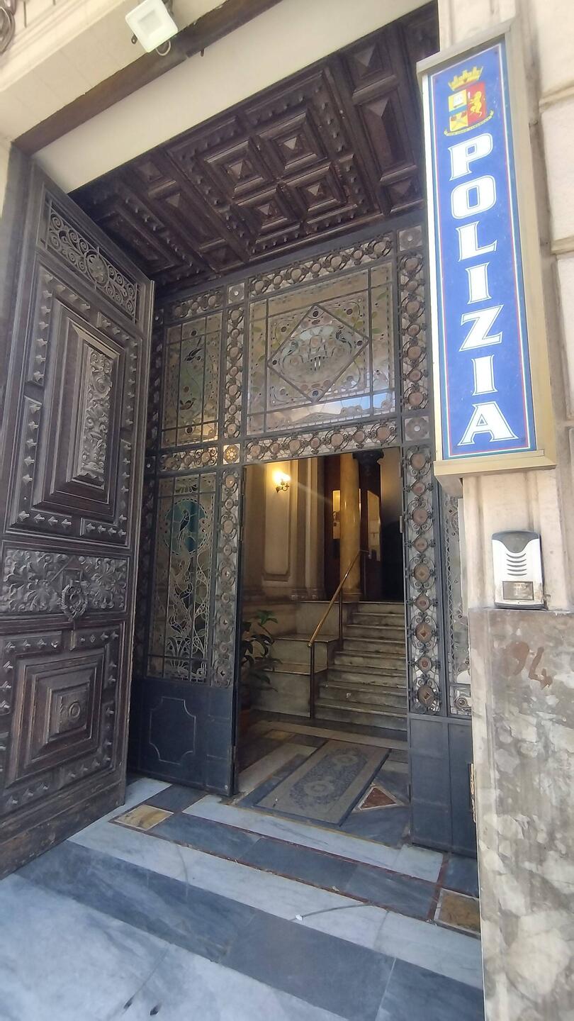 Selbst die Polizei im antiken Gebäude