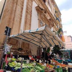 ...selbst die Kirchenmauern dienen als Marktstand😂