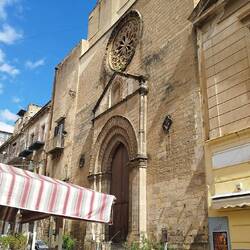 Immer wieder Kirchen versteckt, gefühlt in jeder Straße mindestens eine 😉