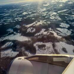 Verschneites Finnland aus dem Flieger