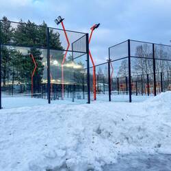 Während unseres Spazierganges laufen wir an 2 Padel-Courts vorbei 😄