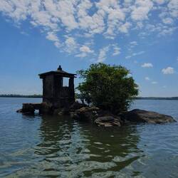Kleinste Insel mit einem kleinen Tempel