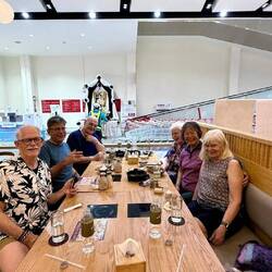 Internationale Gruppe beim Sukiyaki-Dinner