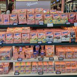 Da wir einen ganzen Koffer voller Geschenke dabei haben, konnten wir hier widerstehen.