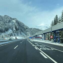 Jahrhundertbaustelle 2. Gotthardröhre (wird gebaut für den Durchgangsverkehr Nord-Süd und umgekehrt)
