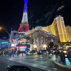 ...links vorne das Paris