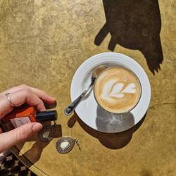 S Läbe gniesse mit Café Cortado.