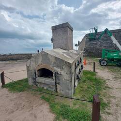 Kein Backofen, damit wurden Kanonenkugeln rotglühend gemacht.