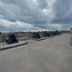 Kanonen in Richtung Stadt.