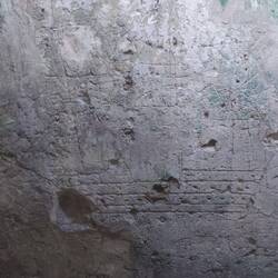 Spanische Soldaten haben ein britisches Schiff in die Wand geritzt.