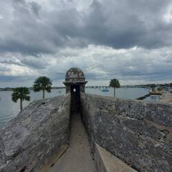 An jeder Ecke der Mauer kleine geschützte Türme für die Wachen.