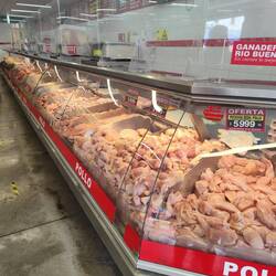 Kleine frischfleischtheke nur für Hühnchen. Für Rindfleisch war eine ganze Halle!!!