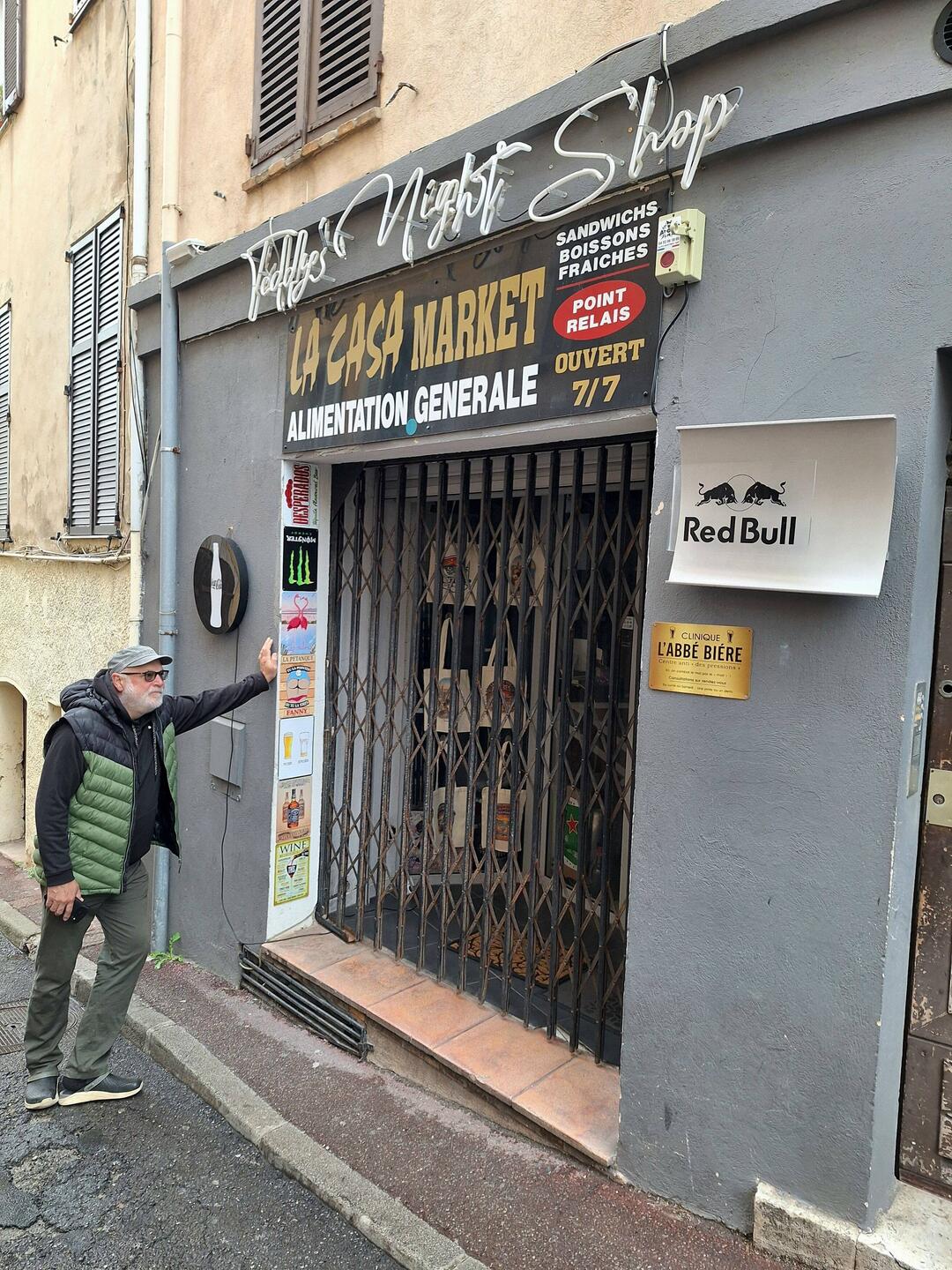 So früh am Morgen noch geschlossen (interessante Schilder)