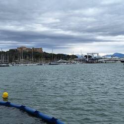 Port Vauban in Antibes mit Fort Carré