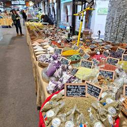 Noch ist nicht viel los in der Markthalle