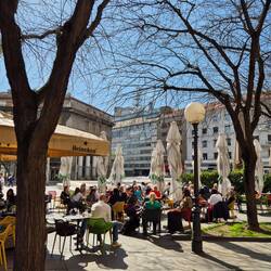 People eating outside everywhere...