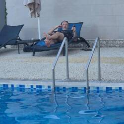 Nach der Anreise chillen am Pool