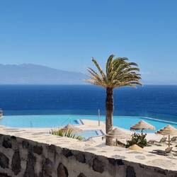 Der nicht. Sie werden vermutlich mit aufbereitetem Meerwasser gespeist das Wasser ist leicht salzig.