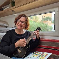 Ukulele üben bei Dauerregen