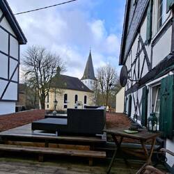 Blick von unserer Terrasse auf die evangelische Kirche in Rosbach.