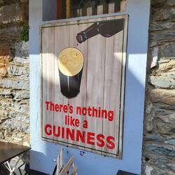 Kaum kommt die Sonne raus, gibt es draußen überall Sitzgelegenheiten