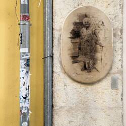 Si mole gärn Zeichnige vode HuusbewohnerInne uf d Hüser, die Frou isch 96gi u Fashion designerin gsi