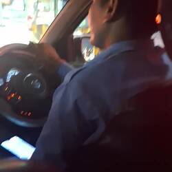 Entreteniendo al chofer