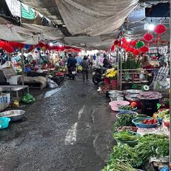 Markt am Ufer des Mekong