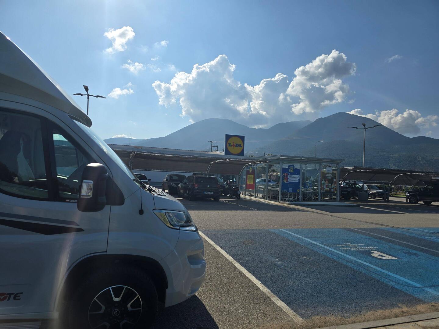 Vor dem nächsten Stellplatz wird noch der Kühlschrank gefüllt 😅