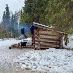 Über die ganze Route gibt es kleine Hütten mit Grill und Gratis Feuerholz 🪵