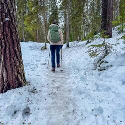 Mit Wanderstöcken ausgerüstet geht es auf den Weg zu den Wasserfällen