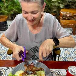 Mangels eines Messers wird mit einer Schere das Fleisch geschnitten :-)