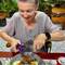Mangels eines Messers wird mit einer Schere das Fleisch geschnitten :-)