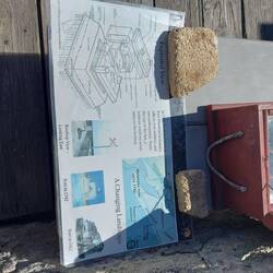 Explosionsskizze und der Baustein.