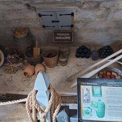 Lagerraum und Öffnung zur Pulverkammer.