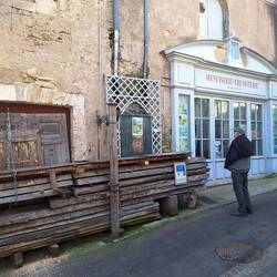 Interessante Tischlerei, hier werden u. a. alte Türen aufbereitet