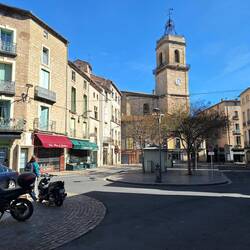 Marktplatz mit Blick auf Eglise Collégiale Saint-Jean