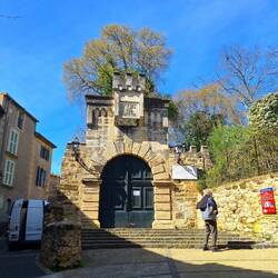 Butte du Château Tor zum Burghügel