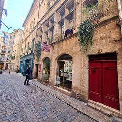 Fassaden mit Blumenschmuck auf den Fensterbänken