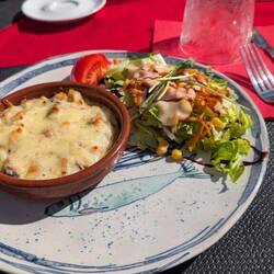 Vorspeise: Meeresfrüchte-Auflauf mit Salat