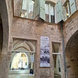 Ausstellung hinter alten Mauern