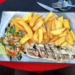 1/2 Entenbrust mit Pilzsauce, Pommes frites und Salat