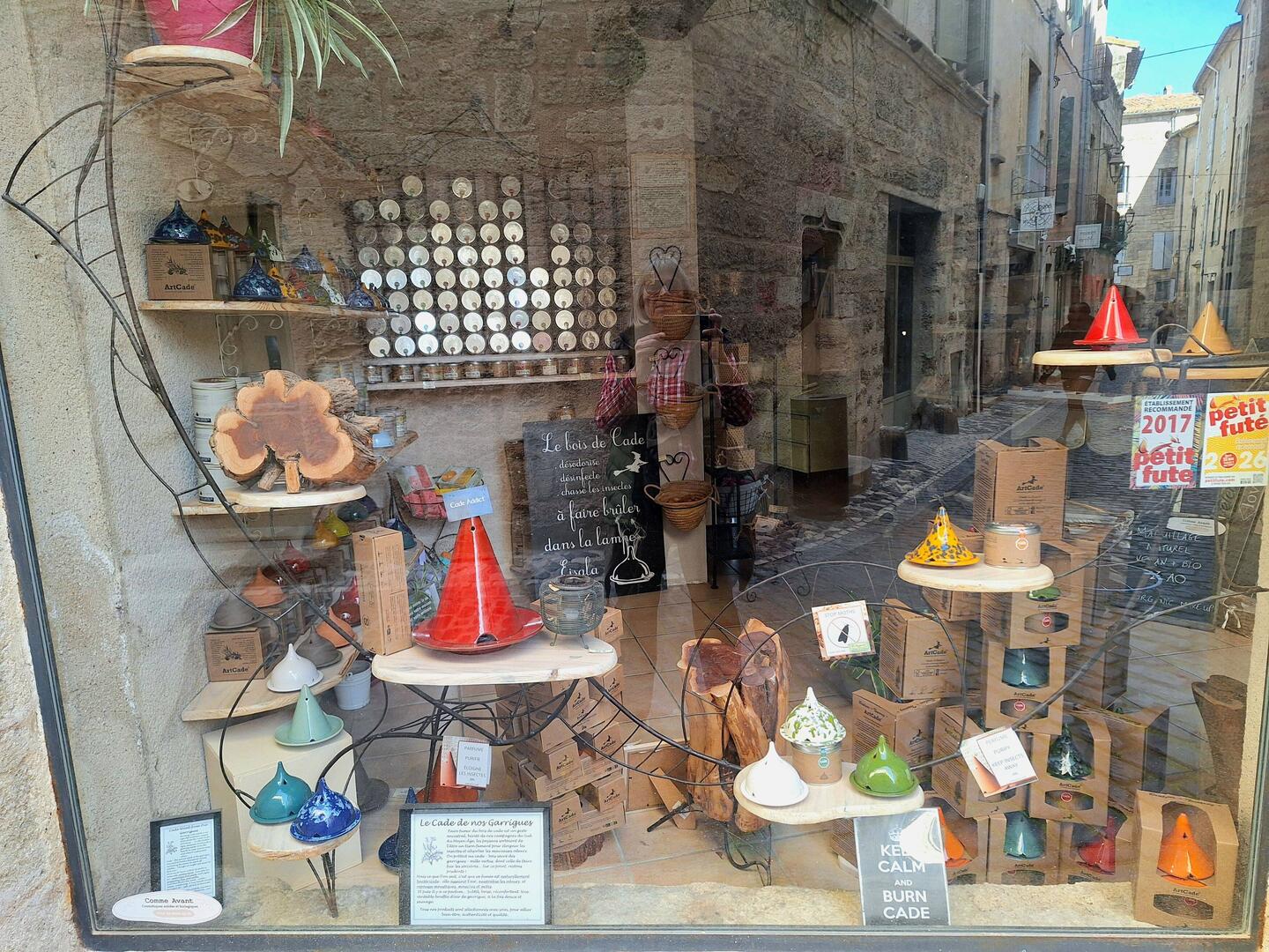 Große Auswahl an schöner Deko - Spiegelung der Hintergrund-Gasse im Schaufenster